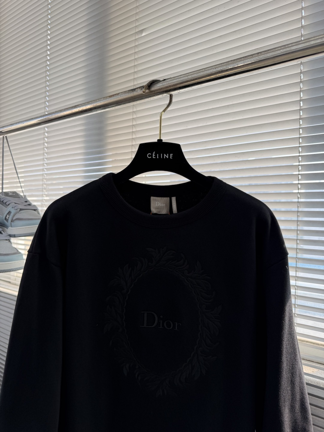 -Dio    Medaillon 标志刺绣卫衣 定制岚絮清珩柔起绒棉 细密丰盈 柔糯舒适 曜夜玄黑浸染衣身 哑光沉敛 