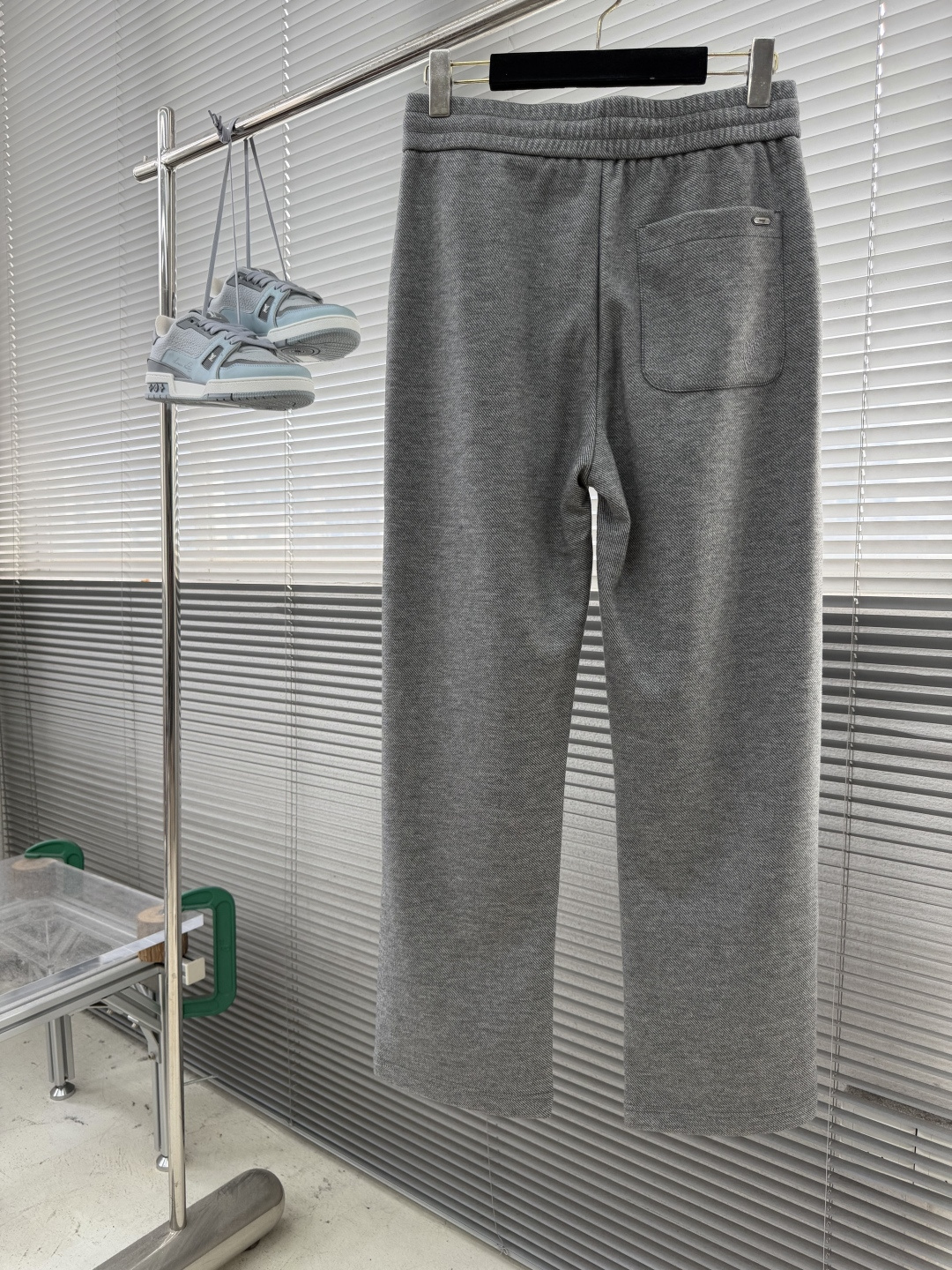 -Brioni     秋冬休闲长裤 穿着舒适且易于打理 裤型宽松直筒，裤长适中。 腰部嵌有松紧的抽绳腰带设计，为穿着提