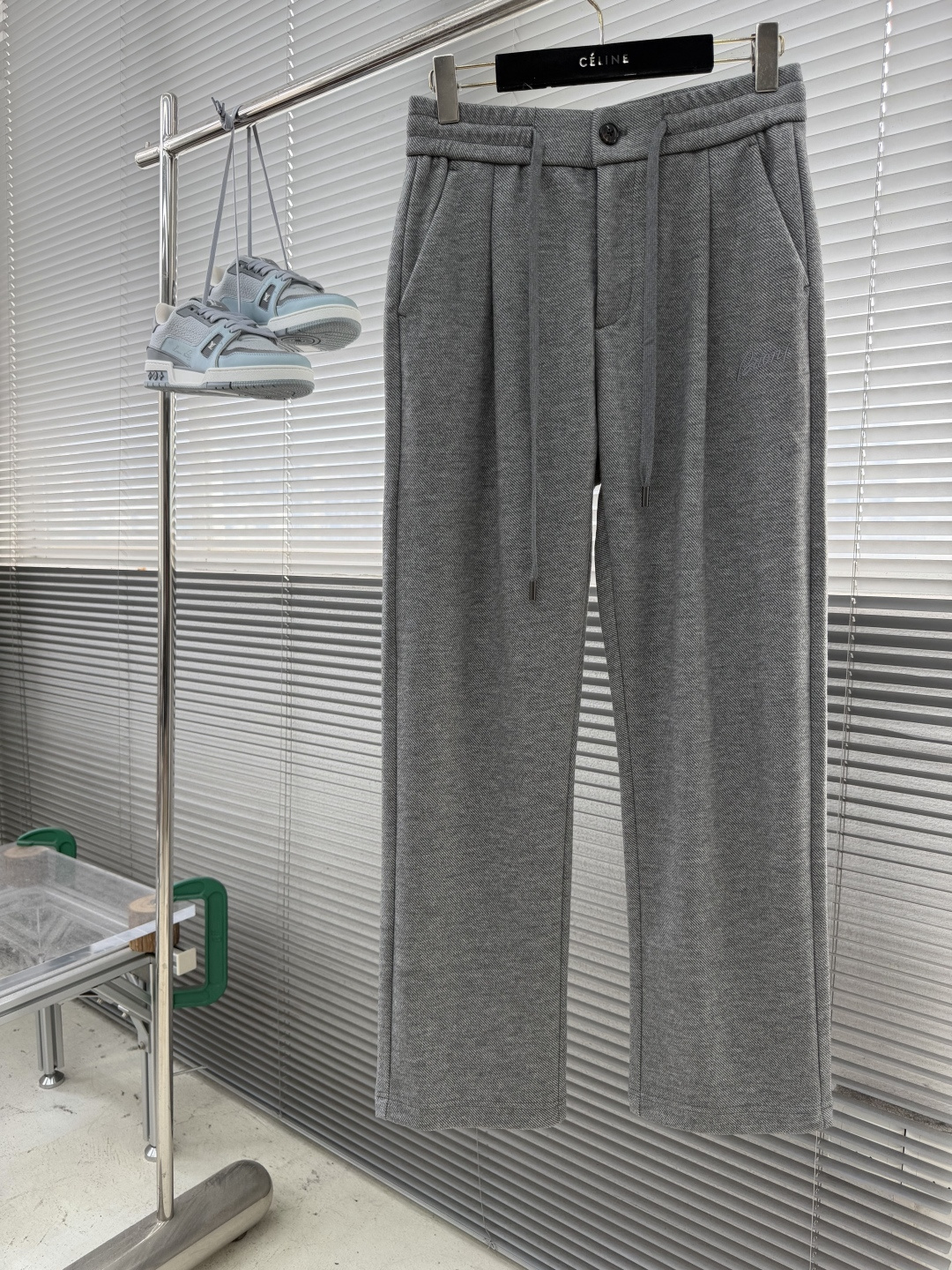 -Brioni     秋冬休闲长裤 穿着舒适且易于打理 裤型宽松直筒，裤长适中。 腰部嵌有松紧的抽绳腰带设计，为穿着提
