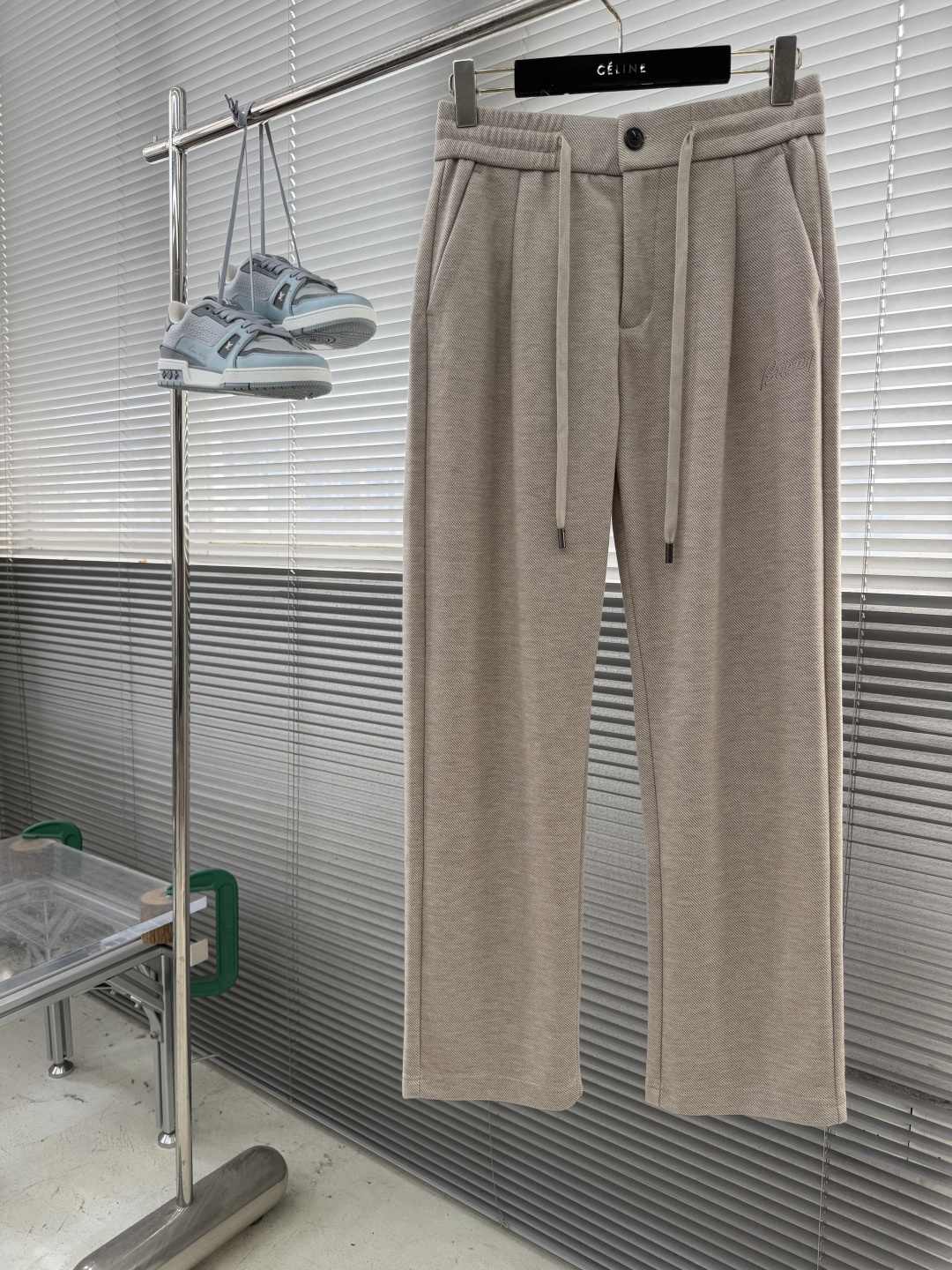-Brioni     秋冬休闲长裤 穿着舒适且易于打理 裤型宽松直筒，裤长适中。 腰部嵌有松紧的抽绳腰带设计，为穿着提
