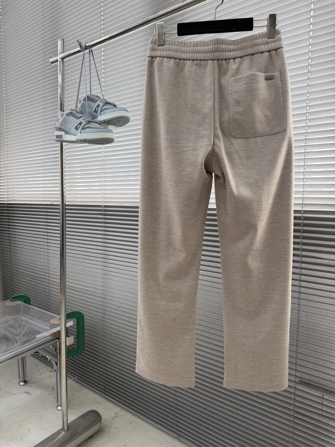 -Brioni 秋冬休闲长裤 穿着舒适且易于打理 裤型宽松直筒,裤长适中。 腰部嵌有松紧的抽绳腰带设计,为穿着提 -Brioni 秋冬休闲长裤 穿着舒适且易于打理 裤型宽松直筒,裤长适中。 腰部嵌有松紧的抽绳腰带设计,为穿着提