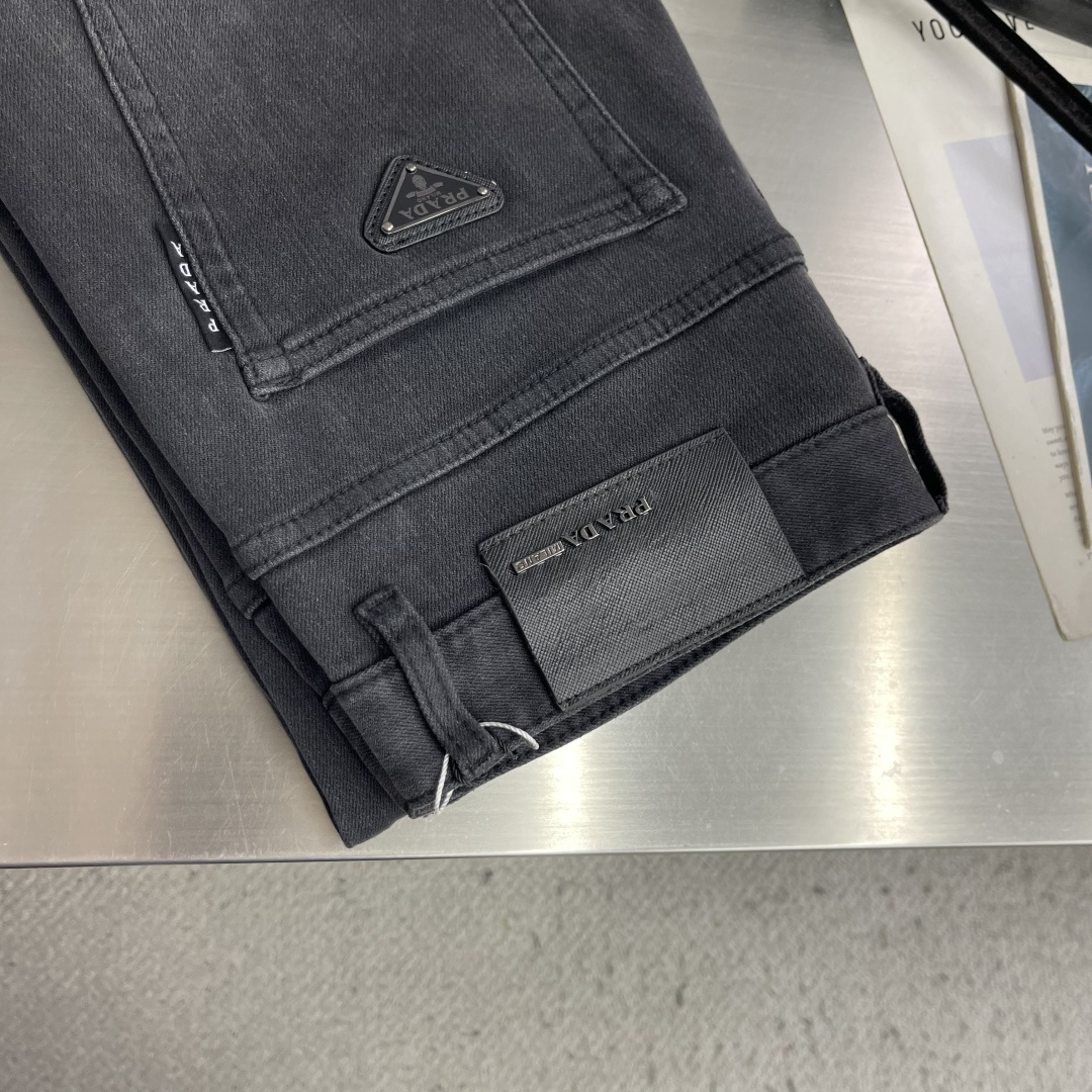 -PRAD 26新品秋冬加绒黑色直筒牛仔裤 整体是经典纯黑洗水的直筒裤型,版型利落不紧绷,兼顾商务与休闲穿搭,裤 -PRAD 26新品秋冬加绒黑色直筒牛仔裤 整体是经典纯黑洗水的直筒裤型,版型利落不紧绷,兼顾商务与休闲穿搭,裤