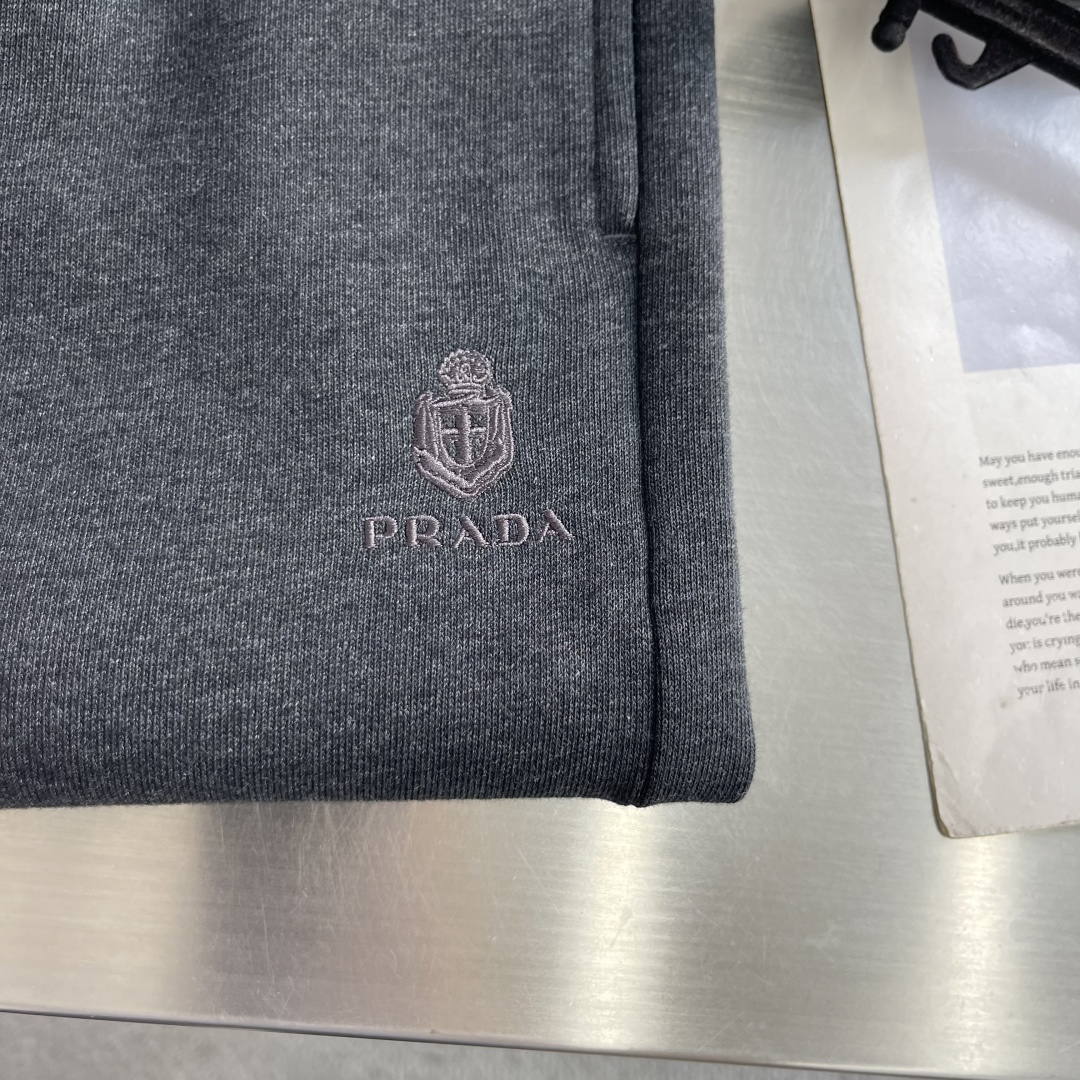 -PRAD     三角标直筒卫裤 松紧抽绳腰头，宽松直筒版型 侧边小三角金属标，简约低调有质感 面料软糯舒适，日常休闲
