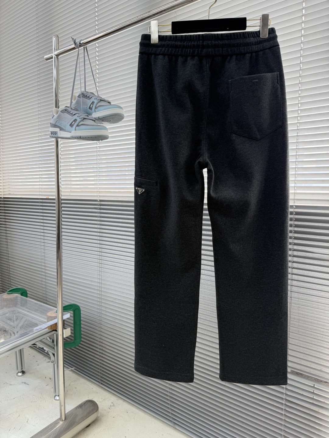 -PRAD     三角标直筒卫裤 松紧抽绳腰头，宽松直筒版型 侧边小三角金属标，简约低调有质感 面料软糯舒适，日常休闲