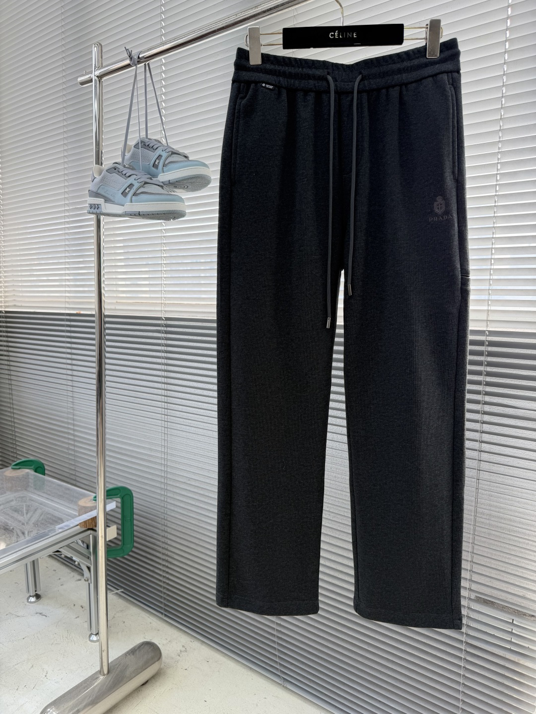 -PRAD     三角标直筒卫裤 松紧抽绳腰头，宽松直筒版型 侧边小三角金属标，简约低调有质感 面料软糯舒适，日常休闲