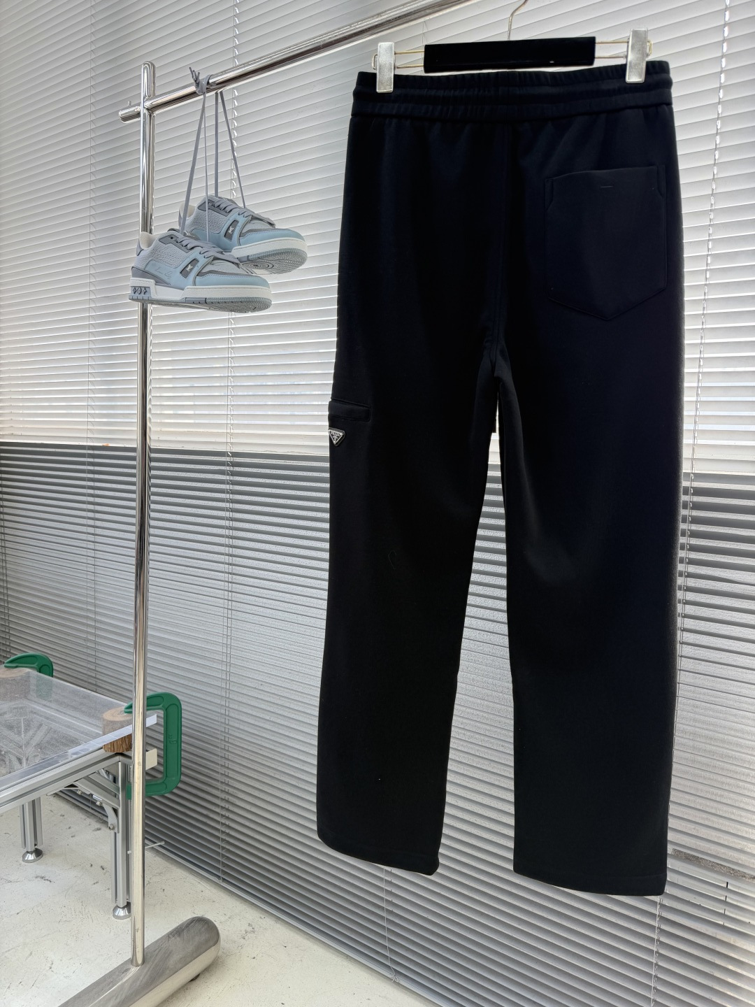 -PRAD      三角标直筒卫裤 松紧抽绳腰头，宽松直筒版型 侧边小三角金属标，简约低调有质感 面料软糯舒适，日常休