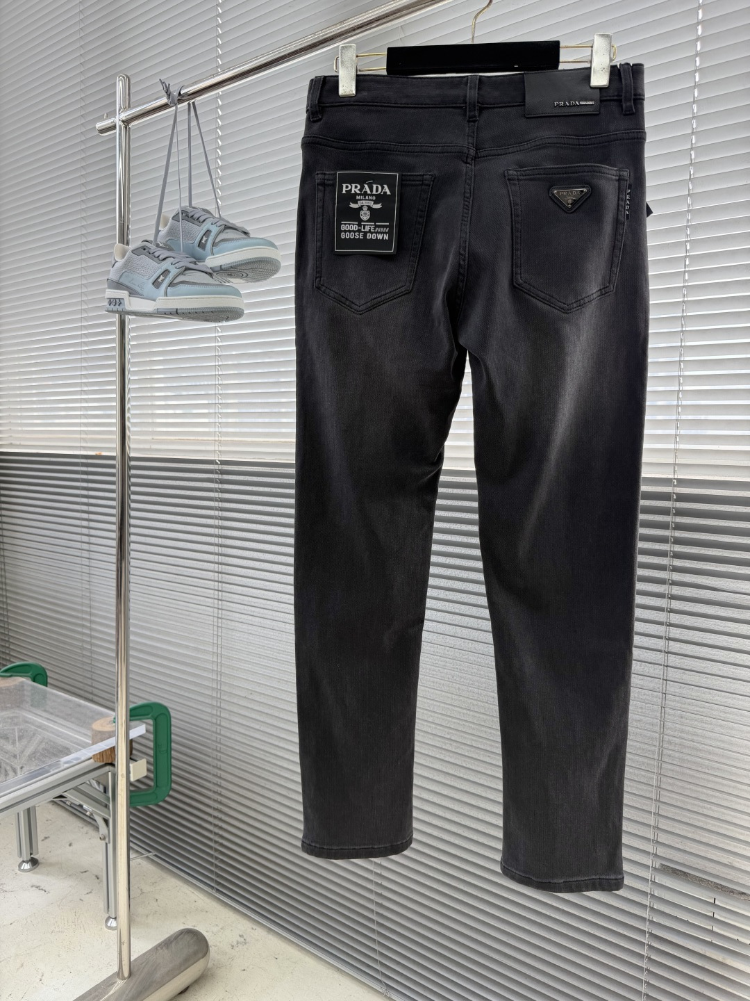 -PRAD 26新品秋冬加绒黑色直筒牛仔裤 整体是经典纯黑洗水的直筒裤型,版型利落不紧绷,兼顾商务与休闲穿搭,裤 -PRAD 26新品秋冬加绒黑色直筒牛仔裤 整体是经典纯黑洗水的直筒裤型,版型利落不紧绷,兼顾商务与休闲穿搭,裤