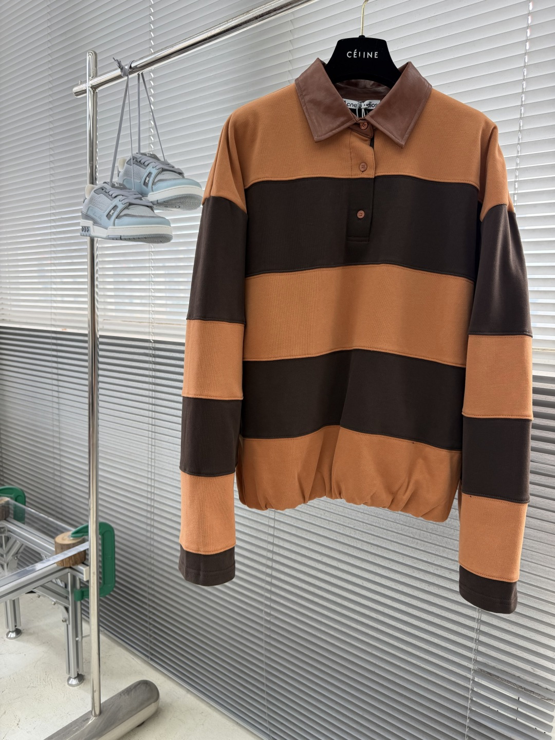 -Acne Studios 26fw复古皮革翻领撞色条纹卫衣 定染320克双股毛圈卫衣料 精致科技皮 模版刺绣 面 -Acne Studios 26fw复古皮革翻领撞色条纹卫衣 定染320克双股毛圈卫衣料 精致科技皮 模版刺绣 面