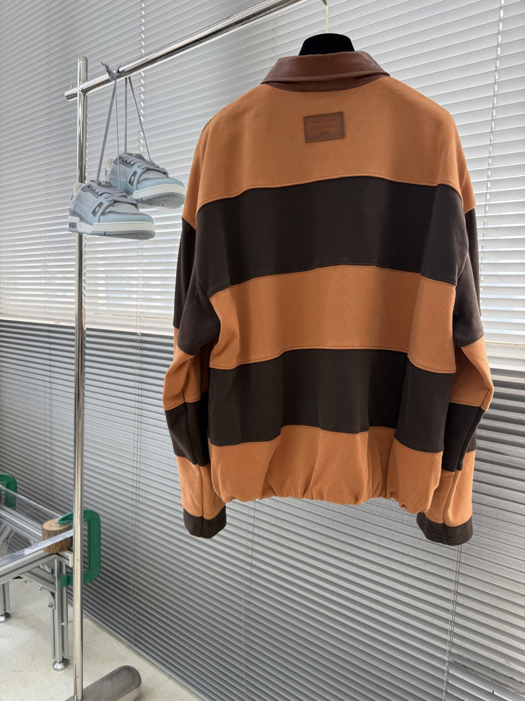 -Acne Studios 26fw复古皮革翻领撞色条纹卫衣 定染320克双股毛圈卫衣料 精致科技皮 模版刺绣 面 -Acne Studios 26fw复古皮革翻领撞色条纹卫衣 定染320克双股毛圈卫衣料 精致科技皮 模版刺绣 面