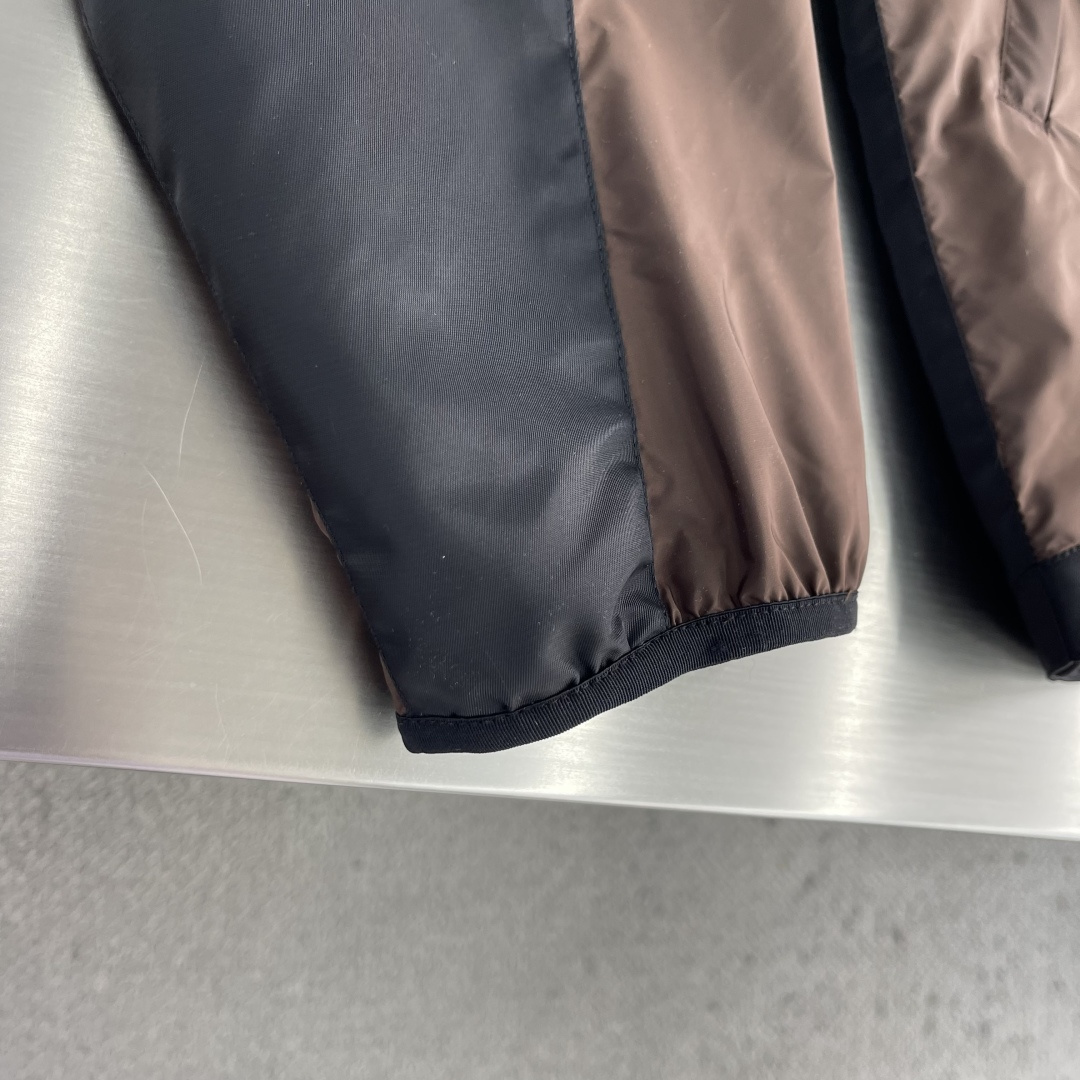 -PRAD 拼色尼龙双面穿夹克 采用高密尼龙面料,织纹细密紧实,纱线排布均匀规整,布面平整顺滑,自带细腻哑光质感, -PRAD 拼色尼龙双面穿夹克 采用高密尼龙面料,织纹细密紧实,纱线排布均匀规整,布面平整顺滑,自带细腻哑光质感,