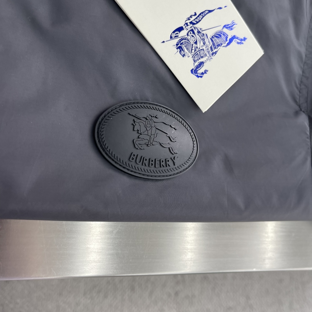 -BBR 双面穿格纹连帽外套 两面分别采用100%聚酯纤维格纹面料、100%聚酰胺纯色面料,两种面料均采用高密平纹 -BBR 双面穿格纹连帽外套 两面分别采用100%聚酯纤维格纹面料、100%聚酰胺纯色面料,两种面料均采用高密平纹