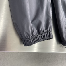 -BBR 双面穿格纹连帽外套 两面分别采用100%聚酯纤维格纹面料、100%聚酰胺纯色面料,两种面料均采用高密平纹 -BBR 双面穿格纹连帽外套 两面分别采用100%聚酯纤维格纹面料、100%聚酰胺纯色面料,两种面料均采用高密平纹