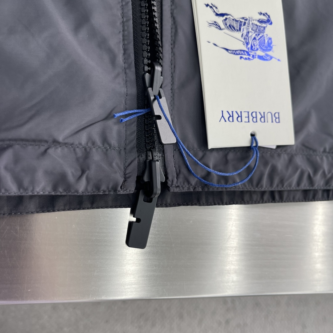 -BBR 双面穿格纹连帽外套 两面分别采用100%聚酯纤维格纹面料、100%聚酰胺纯色面料,两种面料均采用高密平纹 -BBR 双面穿格纹连帽外套 两面分别采用100%聚酯纤维格纹面料、100%聚酰胺纯色面料,两种面料均采用高密平纹