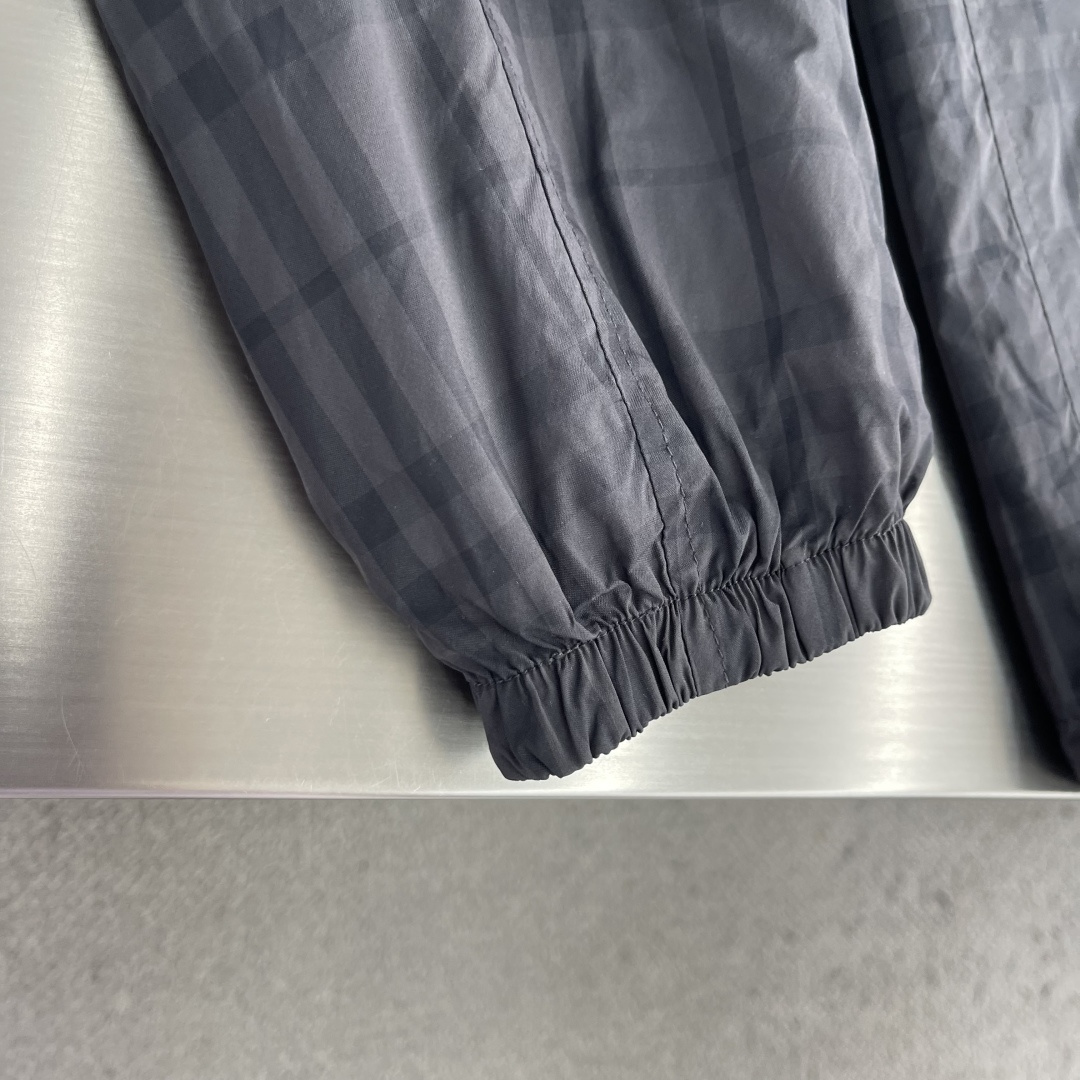 -BBR 双面穿格纹连帽外套 两面分别采用100%聚酯纤维格纹面料、100%聚酰胺纯色面料,两种面料均采用高密平纹 -BBR 双面穿格纹连帽外套 两面分别采用100%聚酯纤维格纹面料、100%聚酰胺纯色面料,两种面料均采用高密平纹