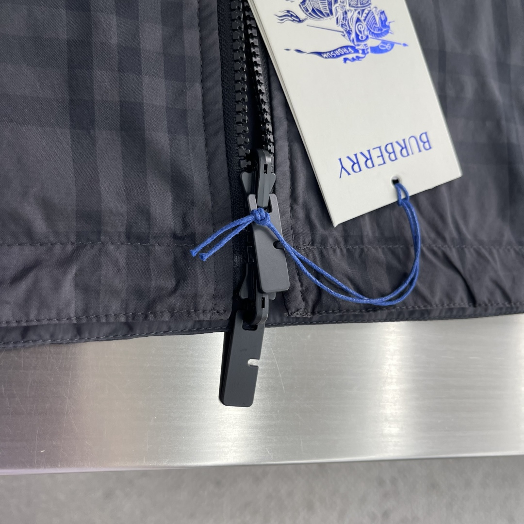 -BBR 双面穿格纹连帽外套 两面分别采用100%聚酯纤维格纹面料、100%聚酰胺纯色面料,两种面料均采用高密平纹 -BBR 双面穿格纹连帽外套 两面分别采用100%聚酯纤维格纹面料、100%聚酰胺纯色面料,两种面料均采用高密平纹