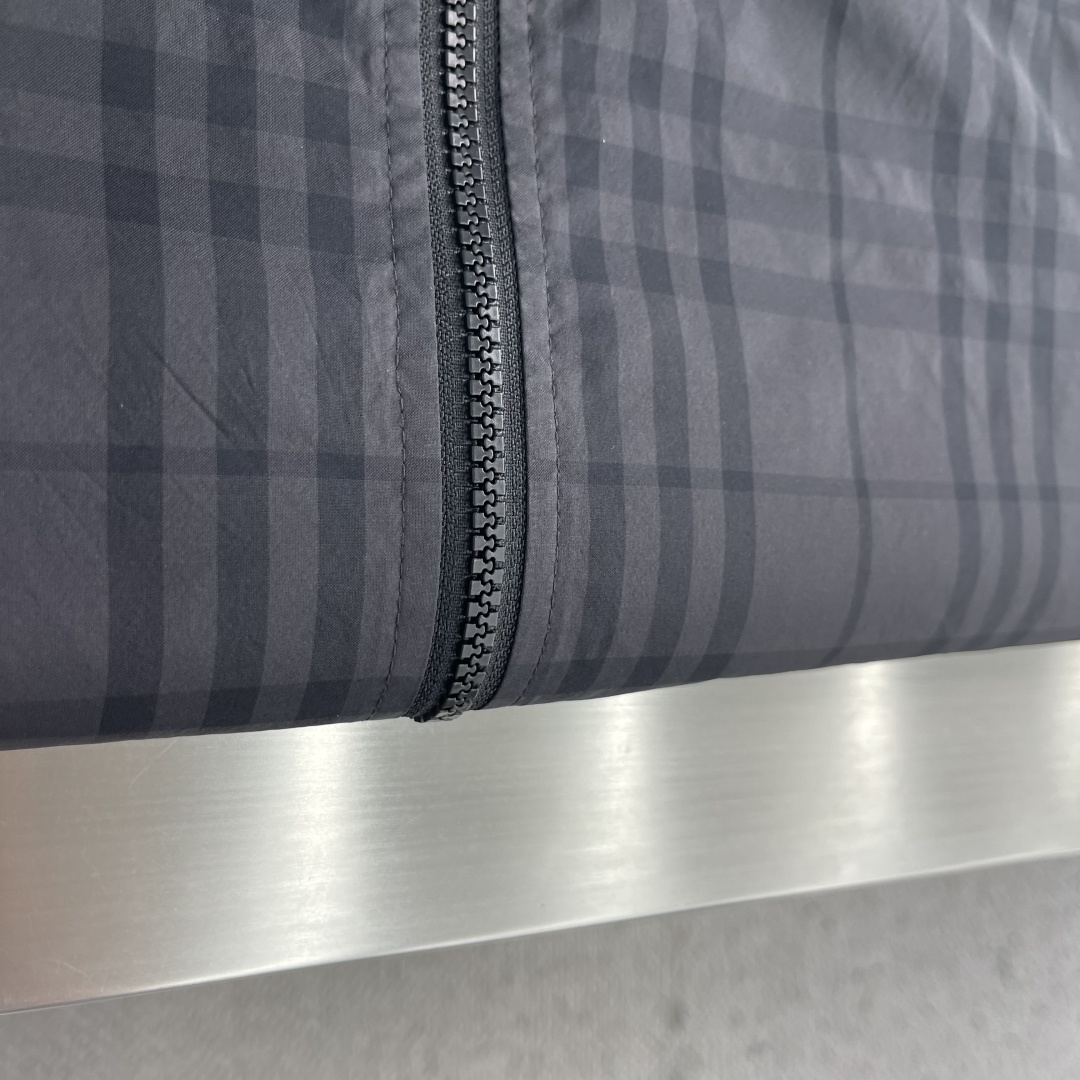 -BBR 双面穿格纹连帽外套 两面分别采用100%聚酯纤维格纹面料、100%聚酰胺纯色面料,两种面料均采用高密平纹 -BBR 双面穿格纹连帽外套 两面分别采用100%聚酯纤维格纹面料、100%聚酰胺纯色面料,两种面料均采用高密平纹