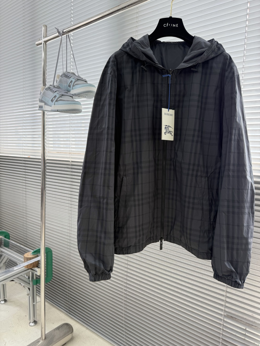 -BBR 双面穿格纹连帽外套 两面分别采用100%聚酯纤维格纹面料、100%聚酰胺纯色面料,两种面料均采用高密平纹 -BBR 双面穿格纹连帽外套 两面分别采用100%聚酯纤维格纹面料、100%聚酰胺纯色面料,两种面料均采用高密平纹