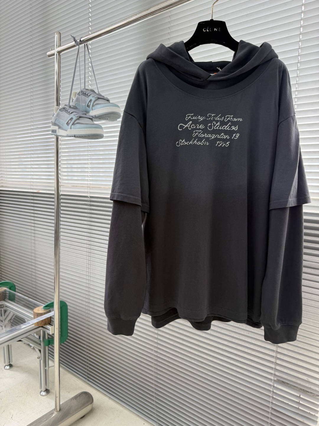 -Acne Studios     徽标叠层连帽卫衣 定制双珩凝萃洗织毛圈棉 丰盈绵糯 舒适亲肤 雾调米杏浸染衣身 朦胧
