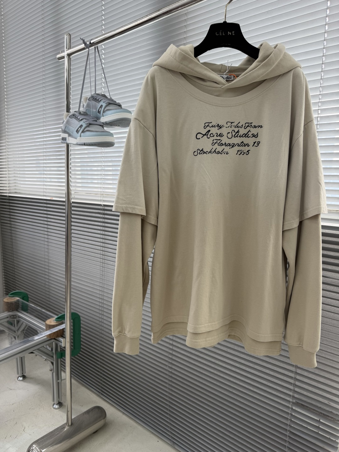 -Acne Studios     徽标叠层连帽卫衣 定制双珩凝萃洗织毛圈棉 丰盈绵糯 舒适亲肤 雾调米杏浸染衣身 朦胧