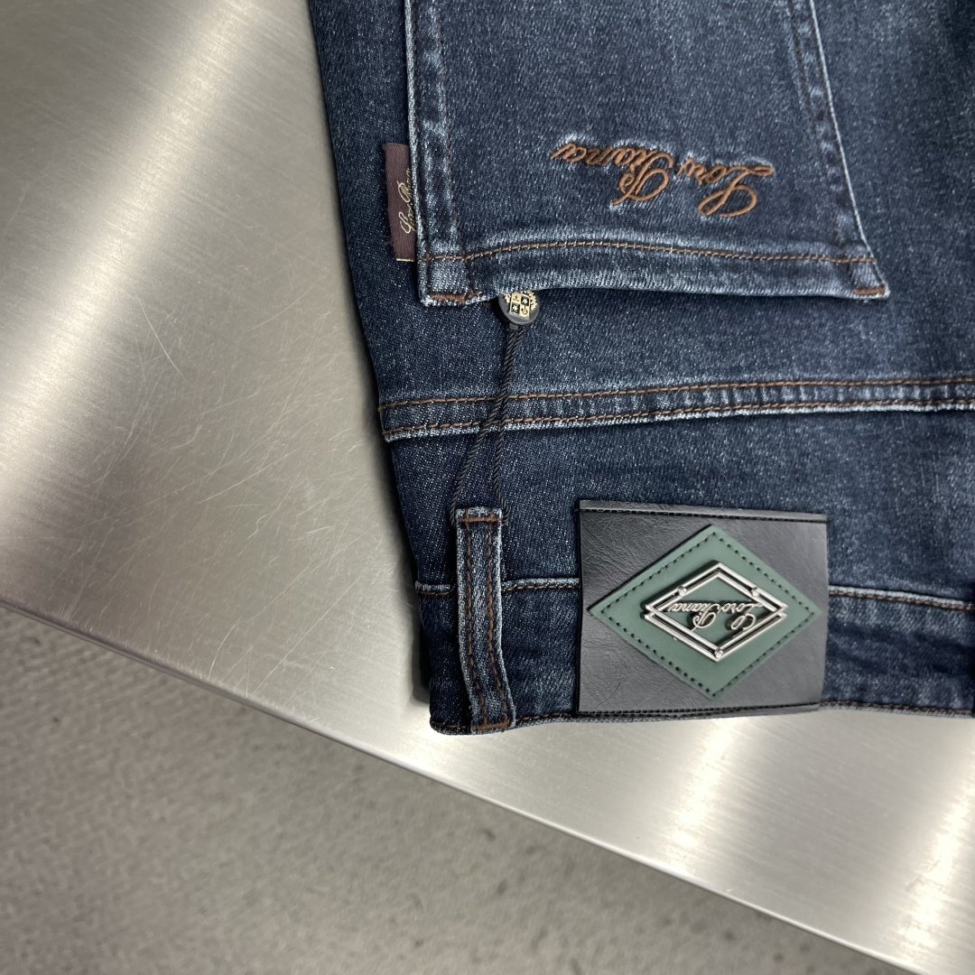 -Loro Piana    经典水洗牛仔裤，后腰皮革标牌，品牌感满满！直筒版型，修饰腿型又弹力拉满舒适，日常通勤或休闲