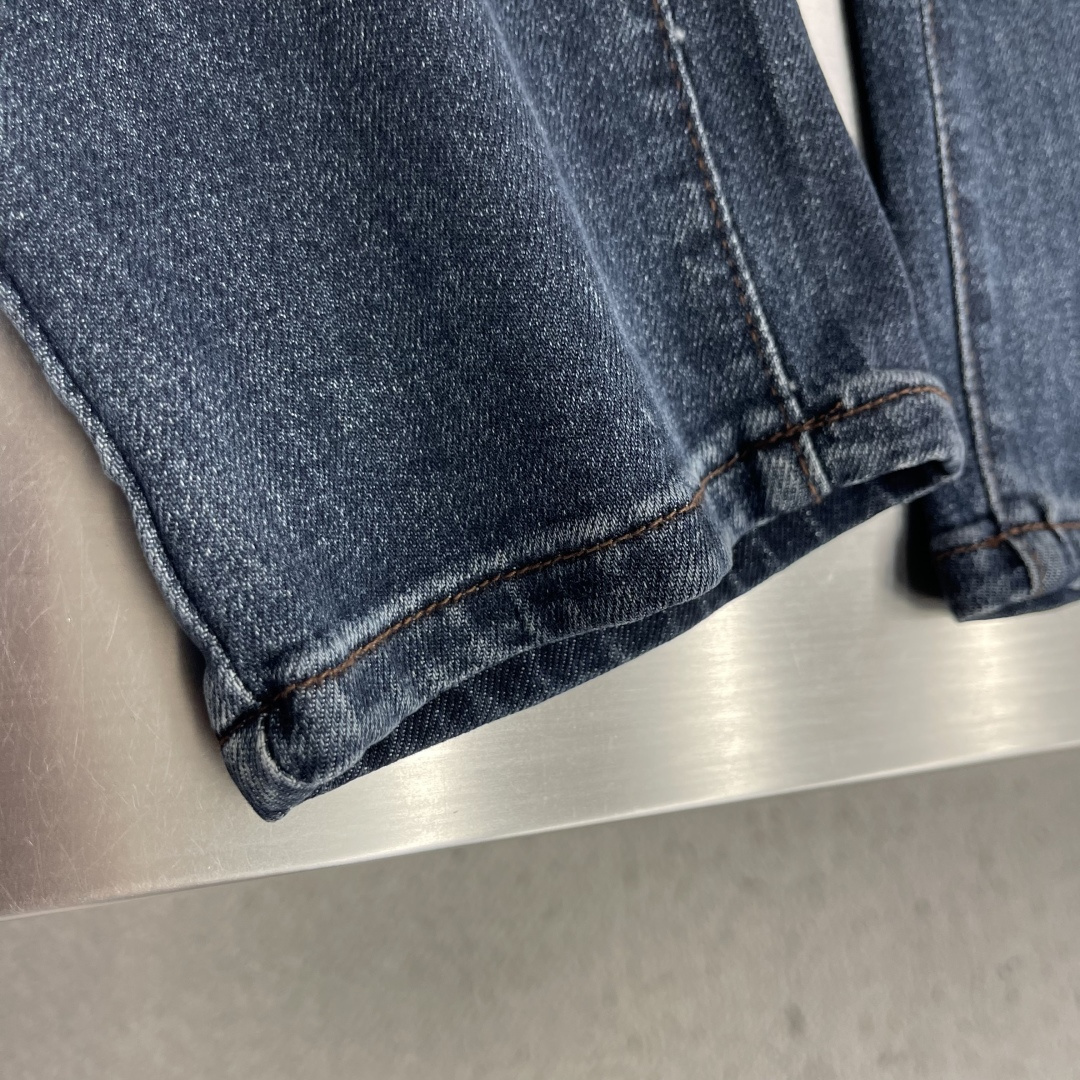-Loro Piana    经典水洗牛仔裤，后腰皮革标牌，品牌感满满！直筒版型，修饰腿型又弹力拉满舒适，日常通勤或休闲