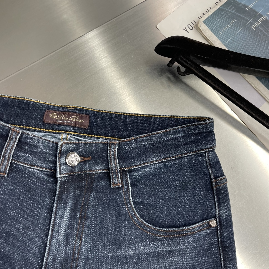 -Loro Piana    经典水洗牛仔裤，后腰皮革标牌，品牌感满满！直筒版型，修饰腿型又弹力拉满舒适，日常通勤或休闲
