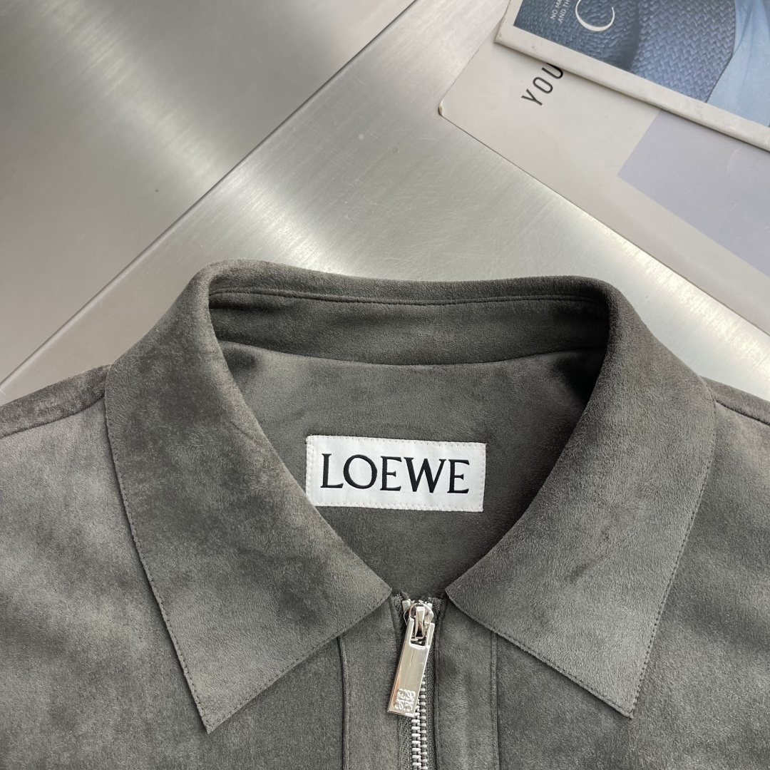 -LOEW 麂皮翻领工装夹克,三色可选黑色、驼黄、浅灰 面料细腻软糯,版型挺括不易软塌,哑光仿麂皮高级质感 经典 -LOEW 麂皮翻领工装夹克,三色可选黑色、驼黄、浅灰 面料细腻软糯,版型挺括不易软塌,哑光仿麂皮高级质感 经典