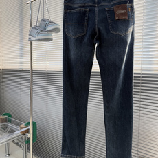 -Tom Ford 秋冬2026新款 美式复古经典五袋款小直筒牛仔裤 经典百搭五袋款式 标志皮牌的点缀 凸显细节 -Tom Ford 秋冬2026新款 美式复古经典五袋款小直筒牛仔裤 经典百搭五袋款式 标志皮牌的点缀 凸显细节