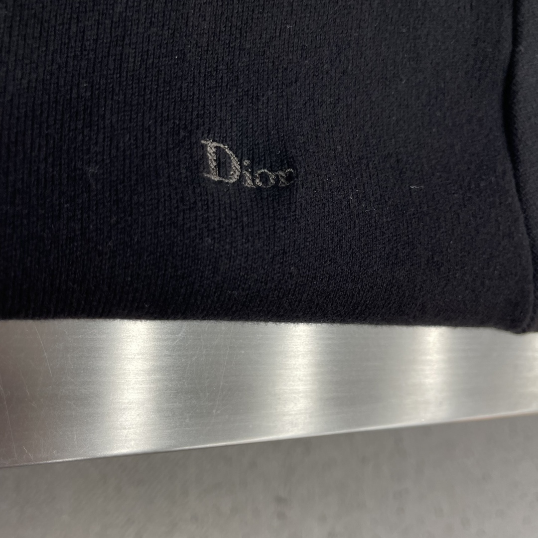 -Dio 刺绣标识拉链针织外套 采用40%羊毛,60%绵纱。原版定染灰。 拉链采用电镀金属拉头,面上激光刻字品牌字 -Dio 刺绣标识拉链针织外套 采用40%羊毛,60%绵纱。原版定染灰。 拉链采用电镀金属拉头,面上激光刻字品牌字