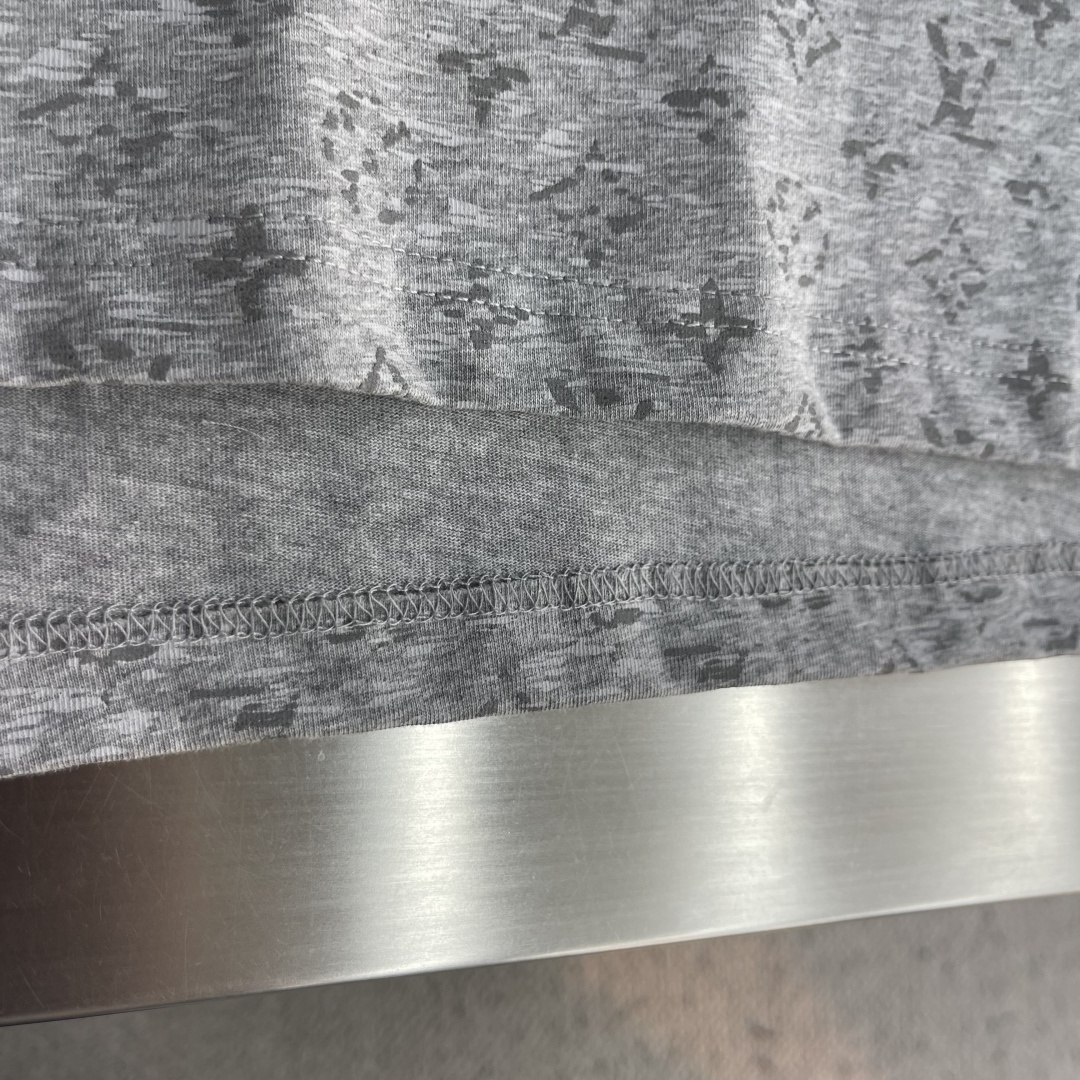 -驴牌 26FW反光印花标识Monogram T恤 100%全棉平纹针织面料170克 扁机罗纹 模版刺绣 胶浆印 -驴牌 26FW反光印花标识Monogram T恤 100%全棉平纹针织面料170克 扁机罗纹 模版刺绣 胶浆印