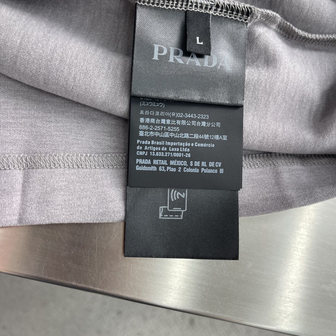 -PRAD     高端品质 2026秋冬官网新款男士🚹圆领长袖T恤 大厂定制 选用中东进口珠地棉 面料细腻柔软上身舒适