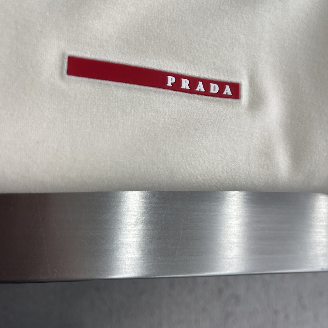 -PRAD     高端品质 2026秋冬官网新款男士🚹圆领长袖T恤 大厂定制 选用中东进口珠地棉 面料细腻柔软上身舒适