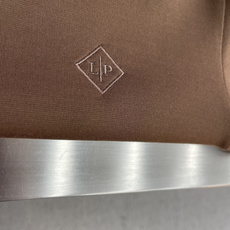 -Loro Piana 圆领卫衣 · 核心细节 这件棕色卫衣,完美体现了 Loro Piana 作为“老钱风”代表的 -Loro Piana 圆领卫衣 · 核心细节 这件棕色卫衣,完美体现了 Loro Piana 作为“老钱风”代表的