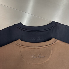 -Loro Piana 圆领卫衣 · 核心细节 这件棕色卫衣,完美体现了 Loro Piana 作为“老钱风”代表的 -Loro Piana 圆领卫衣 · 核心细节 这件棕色卫衣,完美体现了 Loro Piana 作为“老钱风”代表的