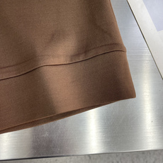 -Loro Piana 圆领卫衣 · 核心细节 这件棕色卫衣,完美体现了 Loro Piana 作为“老钱风”代表的 -Loro Piana 圆领卫衣 · 核心细节 这件棕色卫衣,完美体现了 Loro Piana 作为“老钱风”代表的