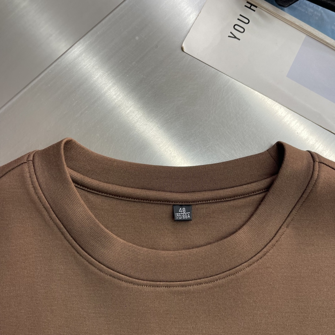 -Loro Piana 圆领卫衣 · 核心细节 这件棕色卫衣,完美体现了 Loro Piana 作为“老钱风”代表的 -Loro Piana 圆领卫衣 · 核心细节 这件棕色卫衣,完美体现了 Loro Piana 作为“老钱风”代表的