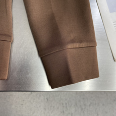 -Loro Piana 圆领卫衣 · 核心细节 这件棕色卫衣,完美体现了 Loro Piana 作为“老钱风”代表的 -Loro Piana 圆领卫衣 · 核心细节 这件棕色卫衣,完美体现了 Loro Piana 作为“老钱风”代表的
