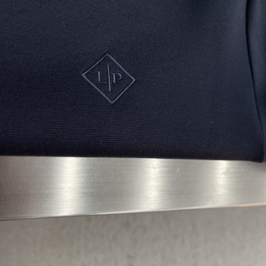 -Loro Piana   圆领卫衣 · 核心细节 这件藏青色卫衣，完美体现了 Loro Piana 作为“老钱风”代表