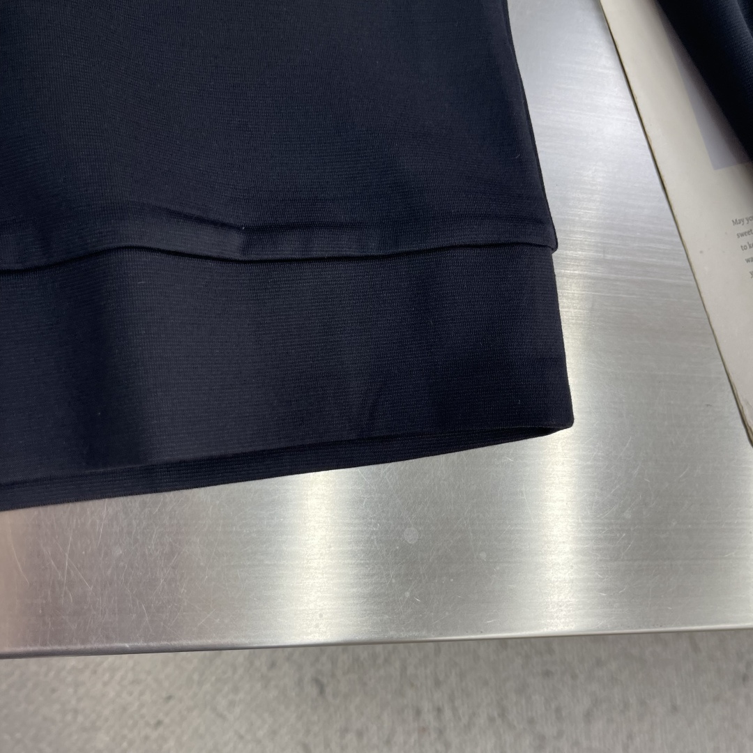 -Loro Piana   圆领卫衣 · 核心细节 这件藏青色卫衣，完美体现了 Loro Piana 作为“老钱风”代表