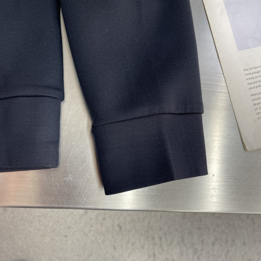 -Loro Piana   圆领卫衣 · 核心细节 这件藏青色卫衣，完美体现了 Loro Piana 作为“老钱风”代表