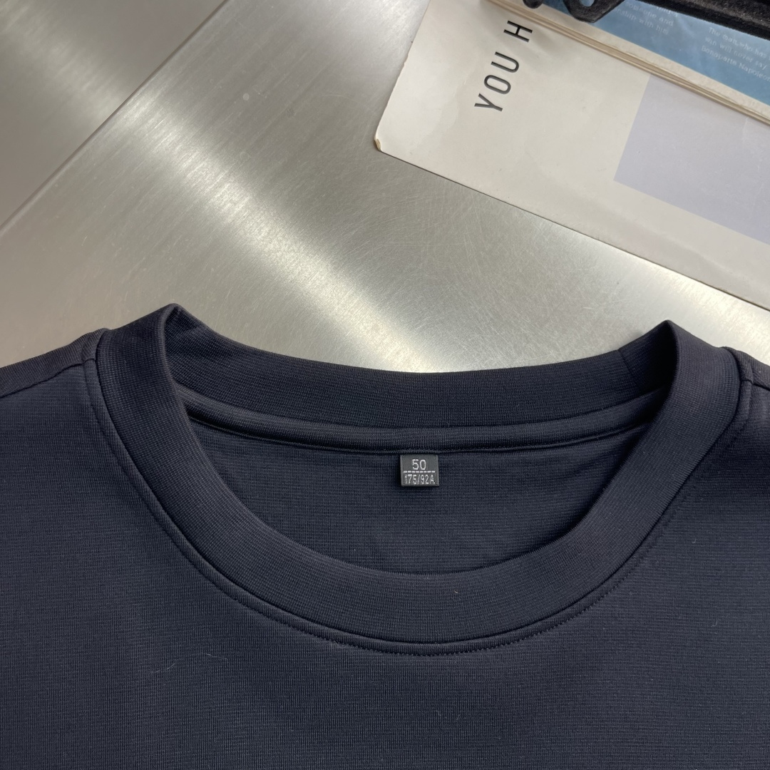 -Loro Piana   圆领卫衣 · 核心细节 这件藏青色卫衣，完美体现了 Loro Piana 作为“老钱风”代表