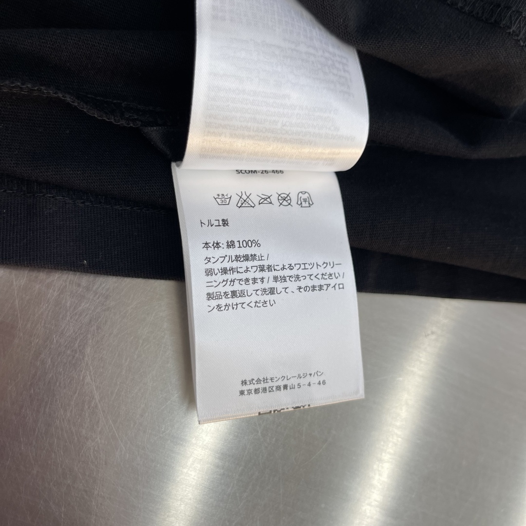 -mon 徽标刺绣长袖 定制凝珩平织柔棉 细腻柔润 舒适亲肤 曜夜哑黑浸染衣身 于沉敛暗调之中蕴合意式低调奢感 -mon 徽标刺绣长袖 定制凝珩平织柔棉 细腻柔润 舒适亲肤 曜夜哑黑浸染衣身 于沉敛暗调之中蕴合意式低调奢感