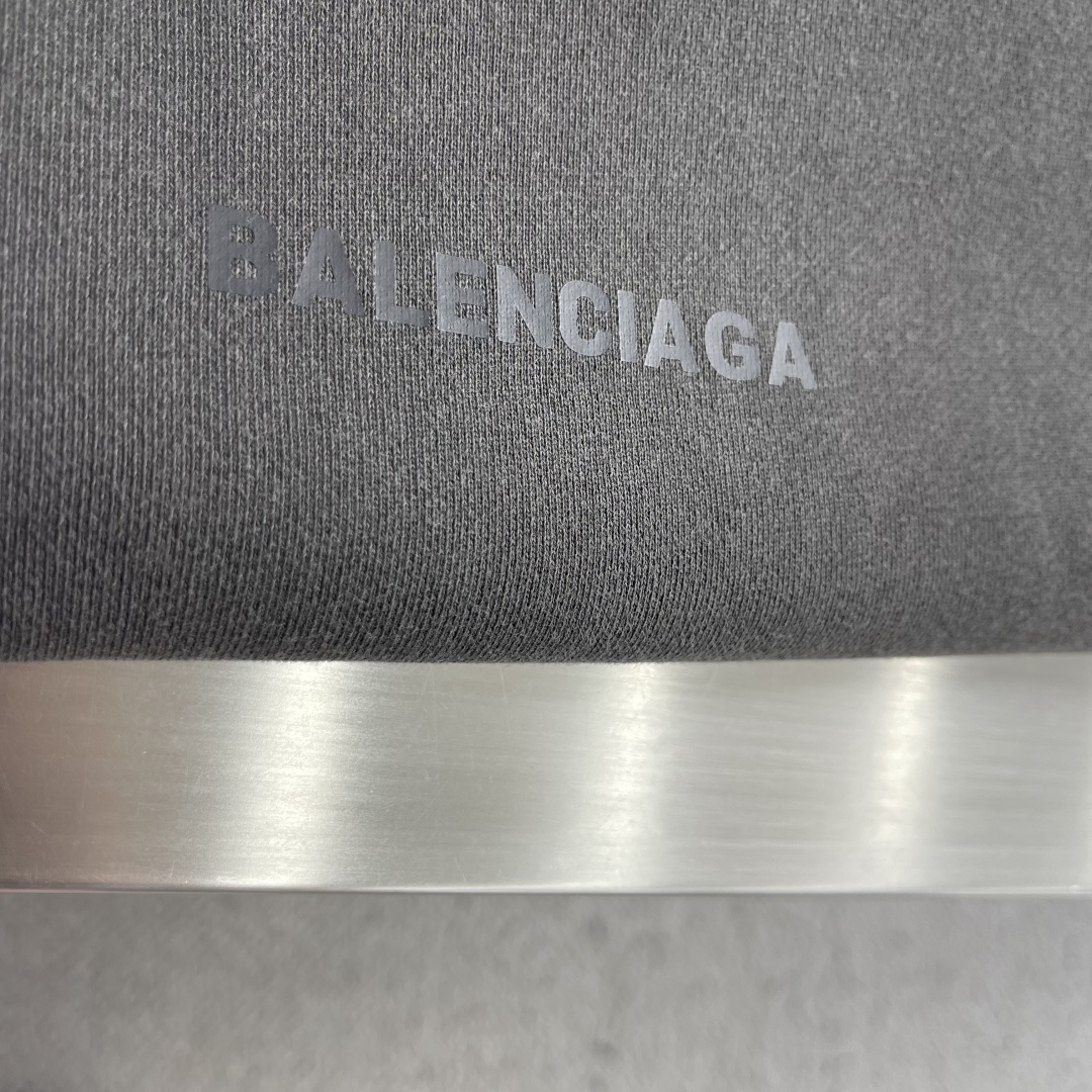 -Balenciag    后背多标印花细节拉链帽衫 复古做旧洗水 纯棉高克重材质 大毛圈材质，手感柔软 质感十足，细节