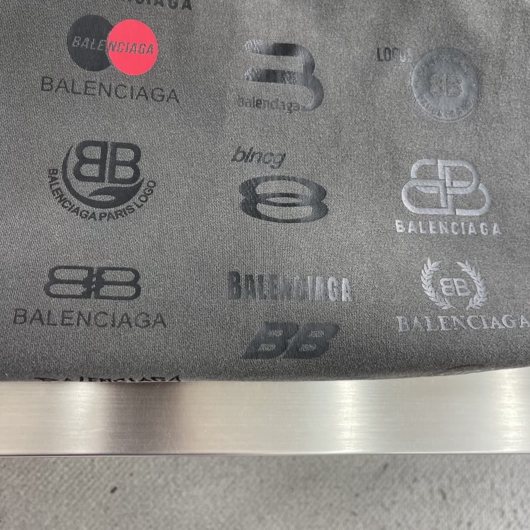-Balenciag    后背多标印花细节拉链帽衫 复古做旧洗水 纯棉高克重材质 大毛圈材质，手感柔软 质感十足，细节