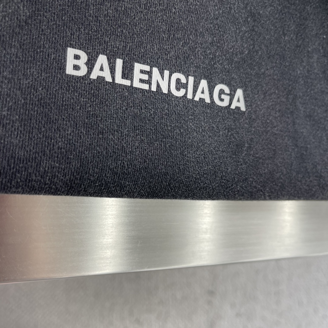 -Balenciag    后背多标印花细节拉链帽衫 复古做旧洗水 纯棉高克重材质 大毛圈材质，手感柔软 质感十足，细节