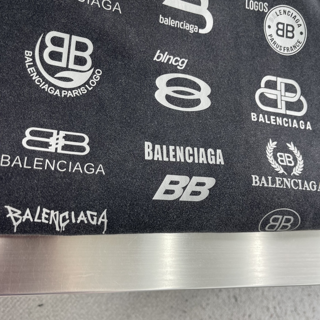 -Balenciag    后背多标印花细节拉链帽衫 复古做旧洗水 纯棉高克重材质 大毛圈材质，手感柔软 质感十足，细节