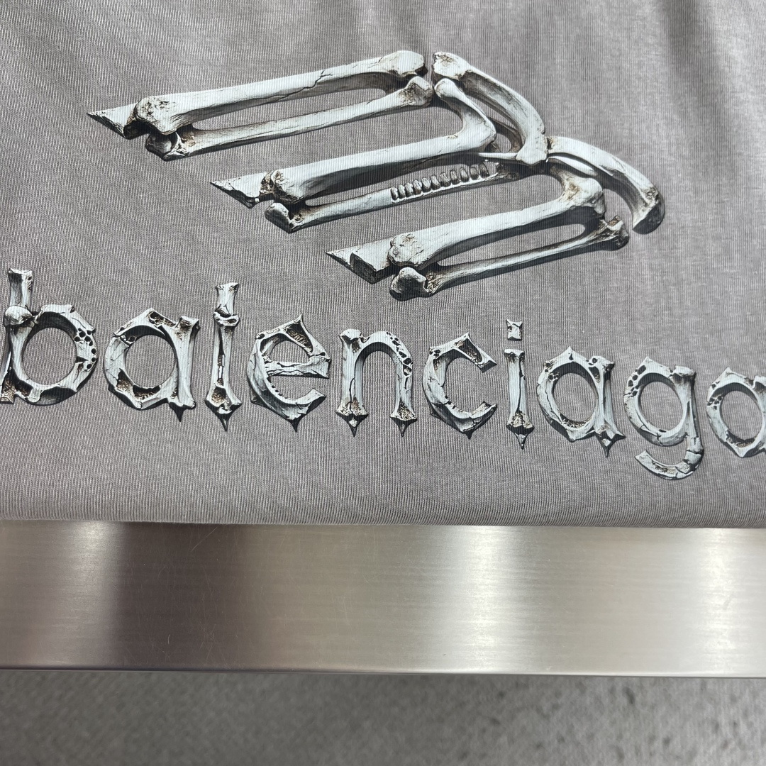 -Balenciag 字母印花细节休闲长T 纯棉超软手感,上身舒适 复古做旧洗水色😍 搭配立体剪裁反面设计 小骨 -Balenciag 字母印花细节休闲长T 纯棉超软手感,上身舒适 复古做旧洗水色😍 搭配立体剪裁反面设计 小骨