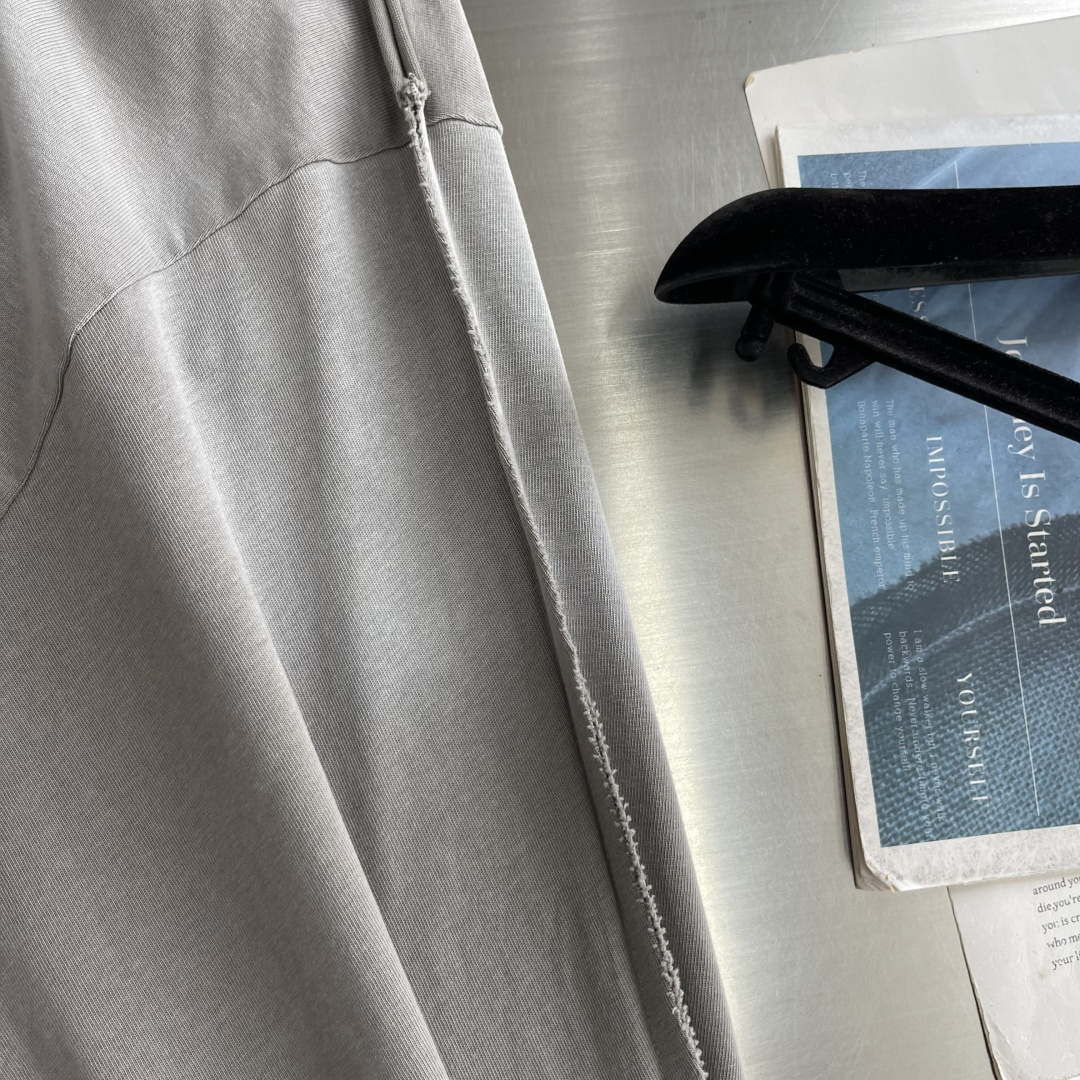 -Balenciag 字母印花细节休闲长T 纯棉超软手感,上身舒适 复古做旧洗水色😍 搭配立体剪裁反面设计 小骨 -Balenciag 字母印花细节休闲长T 纯棉超软手感,上身舒适 复古做旧洗水色😍 搭配立体剪裁反面设计 小骨