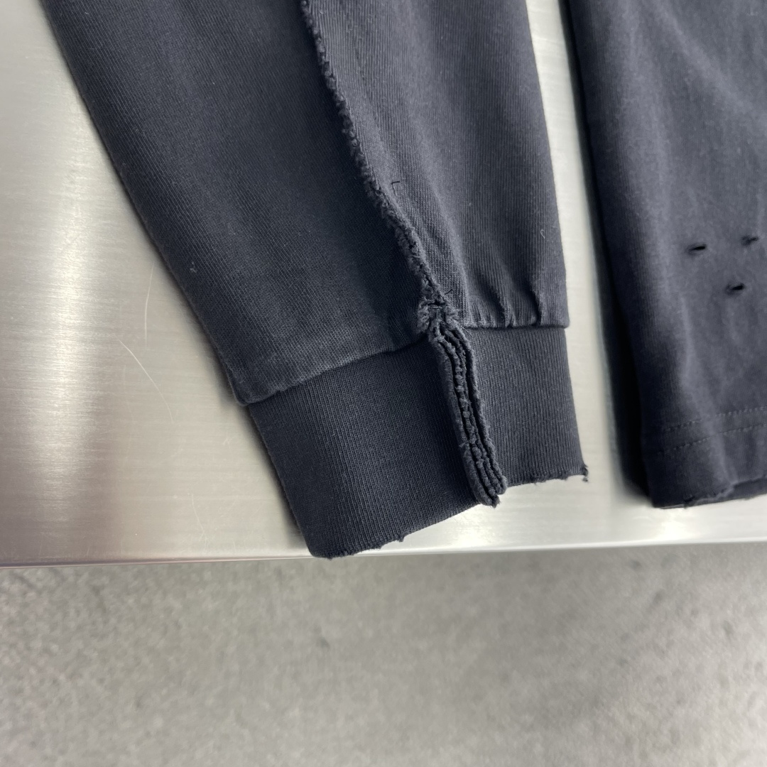 -Balenciag 字母印花细节休闲长T 纯棉超软手感,上身舒适 复古做旧洗水色😍 搭配立体剪裁反面设计 小骨 -Balenciag 字母印花细节休闲长T 纯棉超软手感,上身舒适 复古做旧洗水色😍 搭配立体剪裁反面设计 小骨