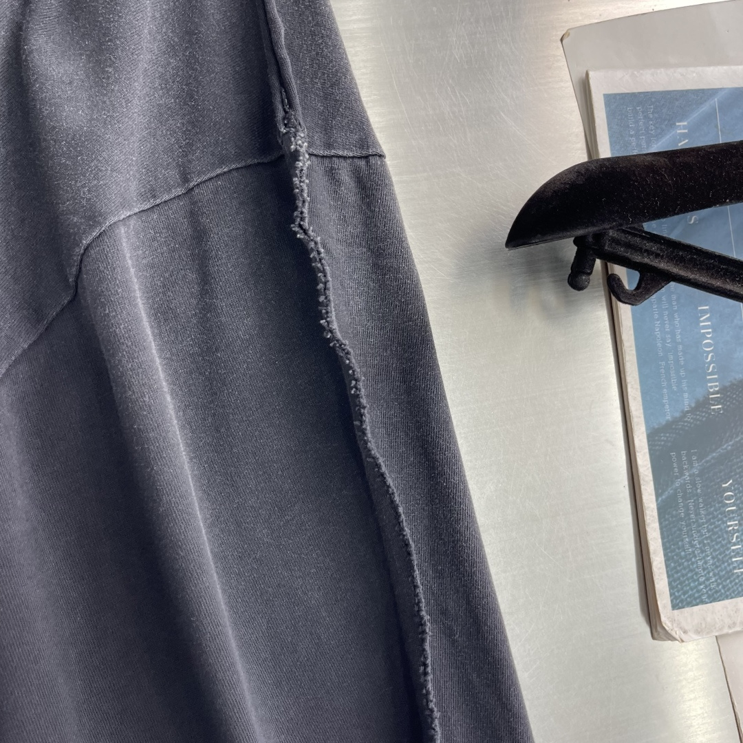 -Balenciag 字母印花细节休闲长T 纯棉超软手感,上身舒适 复古做旧洗水色😍 搭配立体剪裁反面设计 小骨 -Balenciag 字母印花细节休闲长T 纯棉超软手感,上身舒适 复古做旧洗水色😍 搭配立体剪裁反面设计 小骨